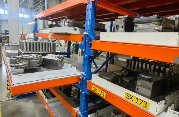 Стеллаж с выдвижными полками для металлических ящиков