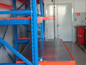 Стеллажи на складе: конструкция с выдвижной полкой