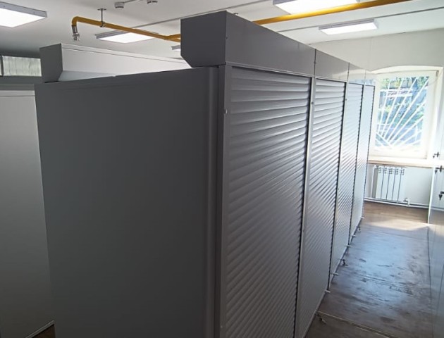 стеллажи с дверями жалюзи в музее