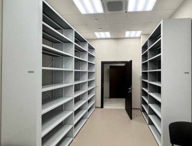 Стационарные стеллажи в архиве суда 