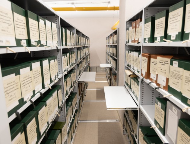 стеллажи с выдвижными полками для архивохранилища