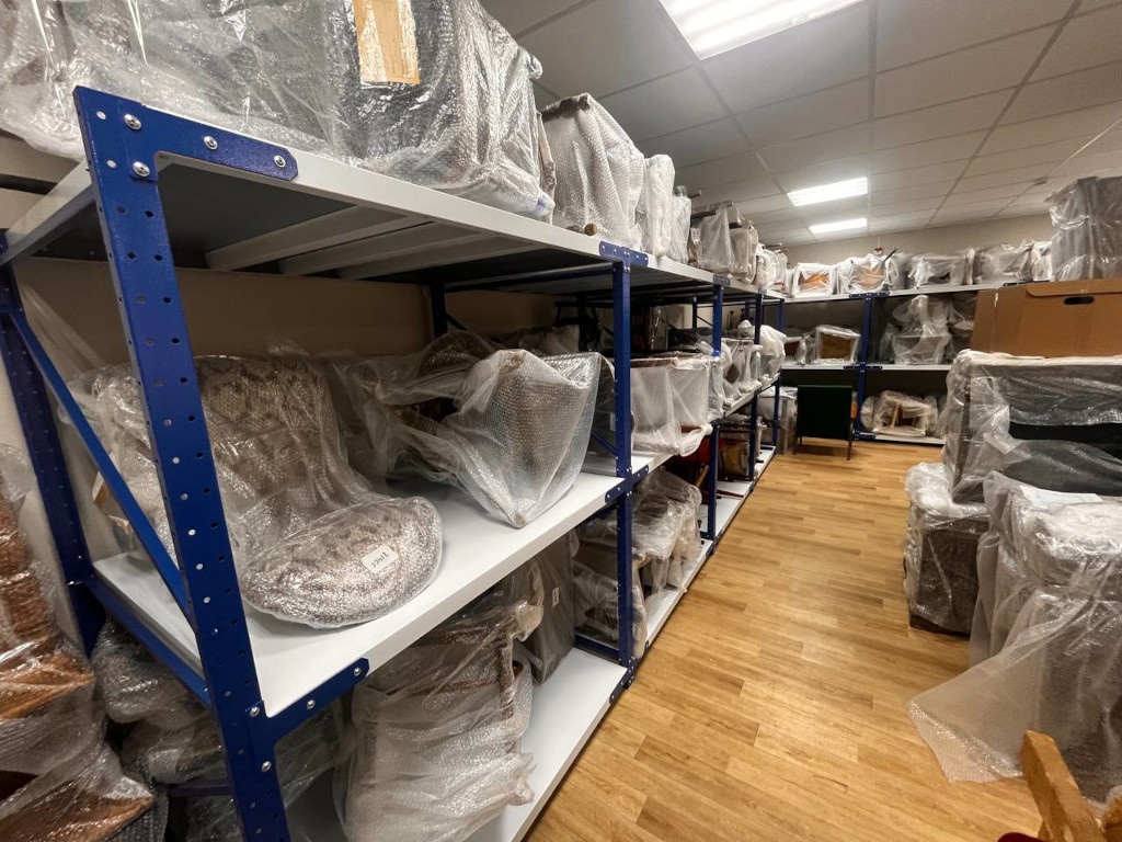 Среднегрузовые стеллажи для мебели в хранилище музея