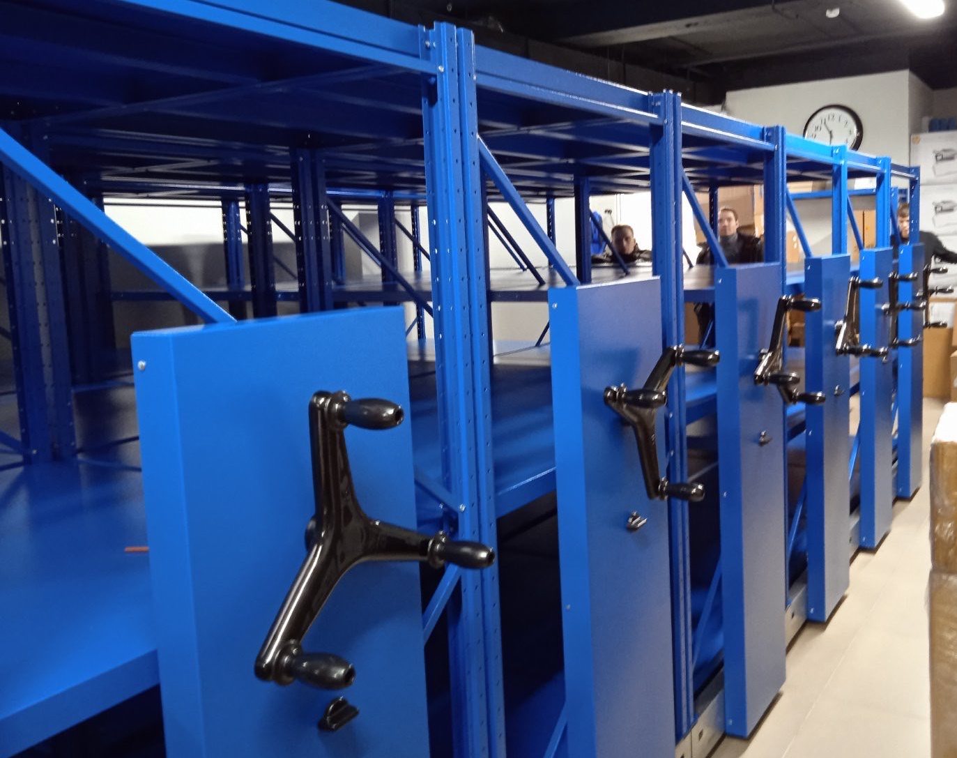 Синие стеллажи